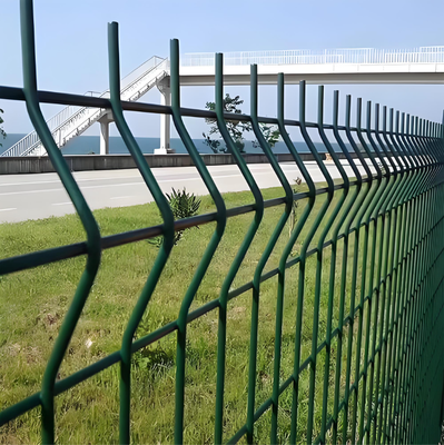 3D الانحناء الغلفاني PVC مغلف 1.5M ارتفاع مثلث انحناء V شبكة الحاجز الأمن لوحة 50x200mm حفرة النظام الصناعي